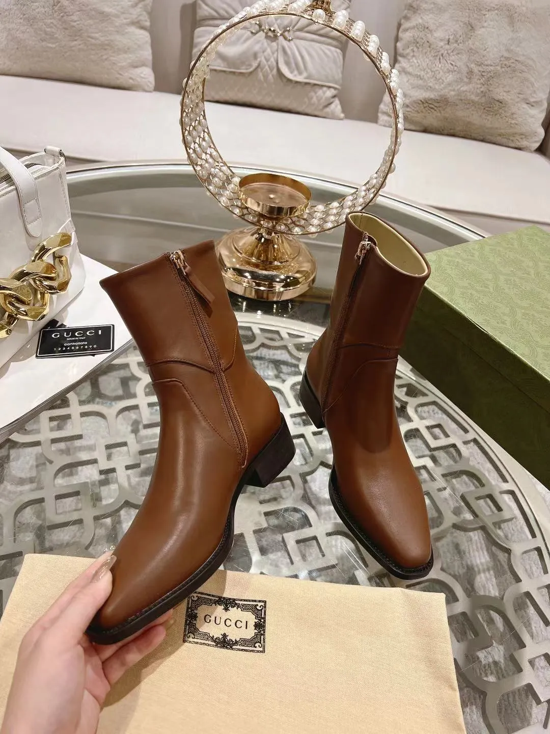 👟👟Ex-factory price 600👟👟 Gucci's latest popular half-horsebit detail boots for autumn and winter, European and American punk style riding boots, horsebit detail boots, the same style as the big-name street style darlings of European and American stars. Upper: Calfskin imported from Italy Size: 35-42#
